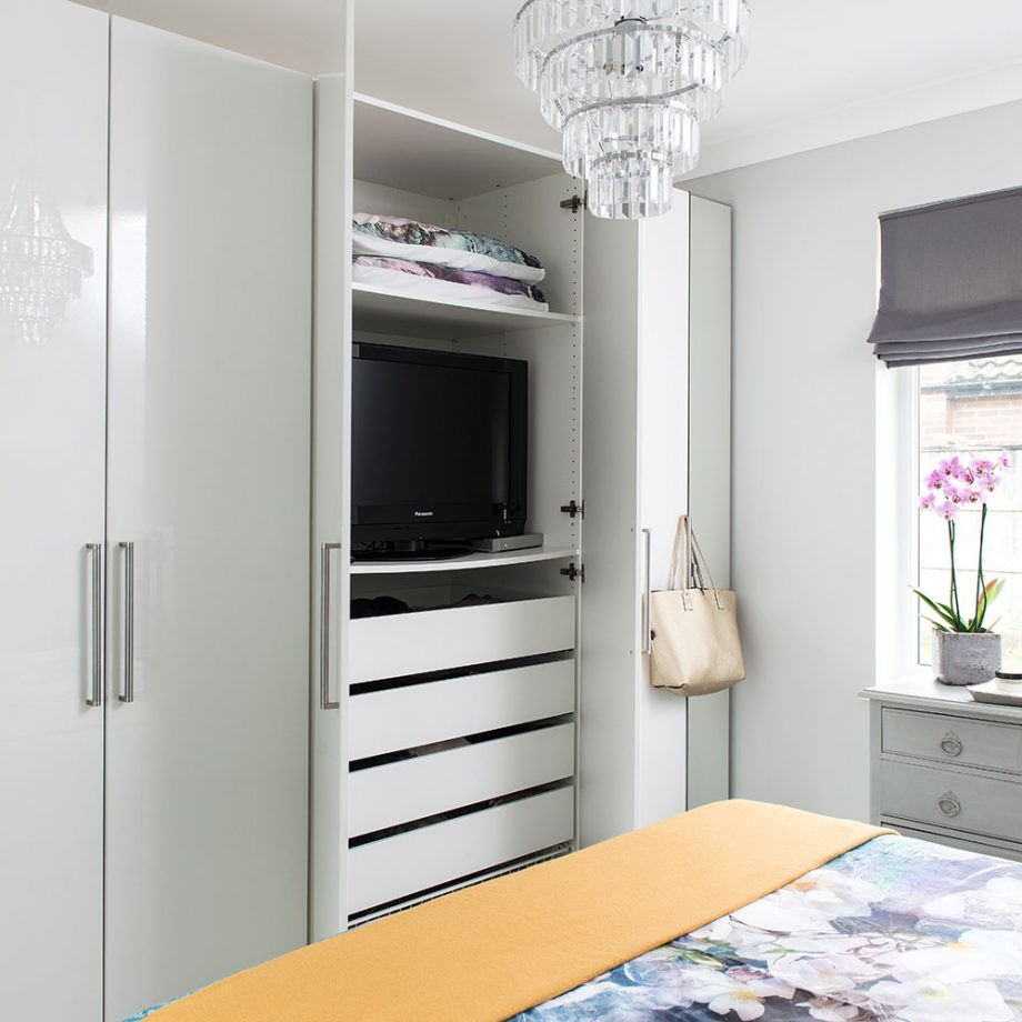 Hi-gloss-built-in-wardrobes-with-TV-storage-_-How-to-disguise-a-TV-920x920