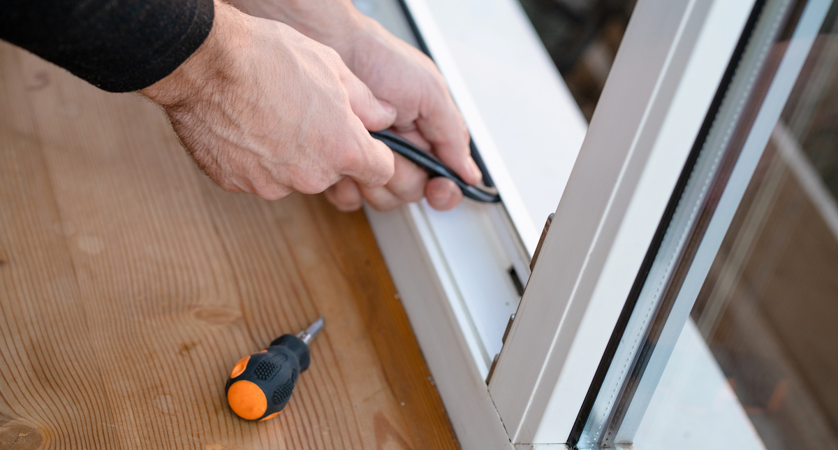 professional-master-repair-installation-windows-changes-rubber-seal-gasket-pvc-windows
