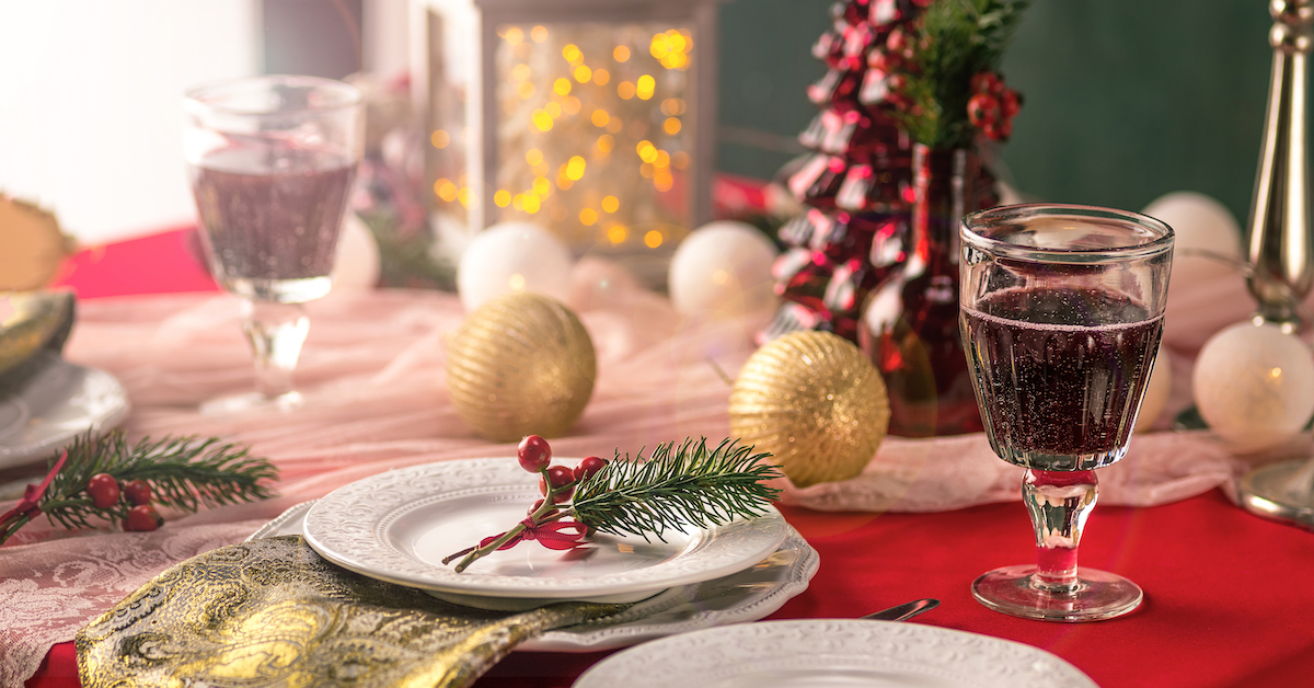 beautiful-christmas-table-setting-with-decorations