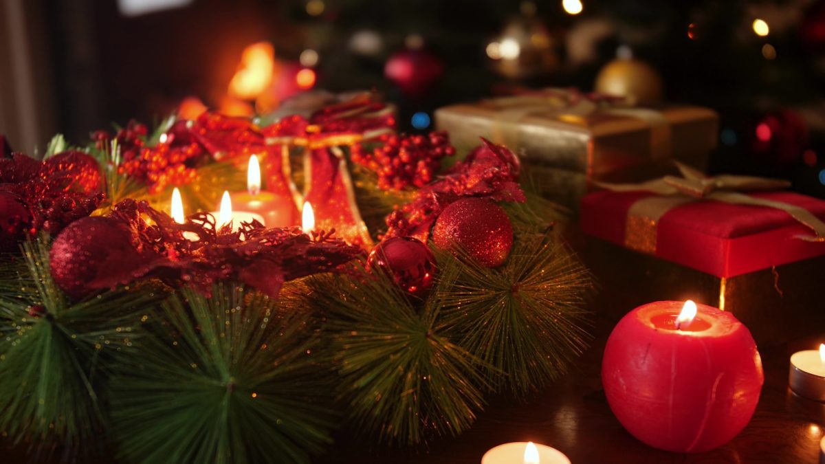 closeup-video-christmas-wreath-with-burning-candles-perfect-background-backdrop-christmas-new-year-scaled-e1639666681961
